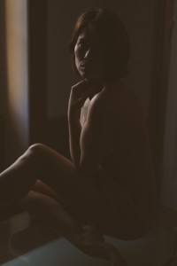 Sandrine. Portrait nu avec une belle lumière en contre jour. Blueberry corner photographe professionnel à Lyon et Clermont ferrand