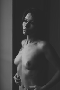 Sandrine portrait en noir et blanc très sexy en nu artistique à Lyon
