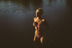 Séance photo intime en extérieur portrait femme glamour dans l'eau