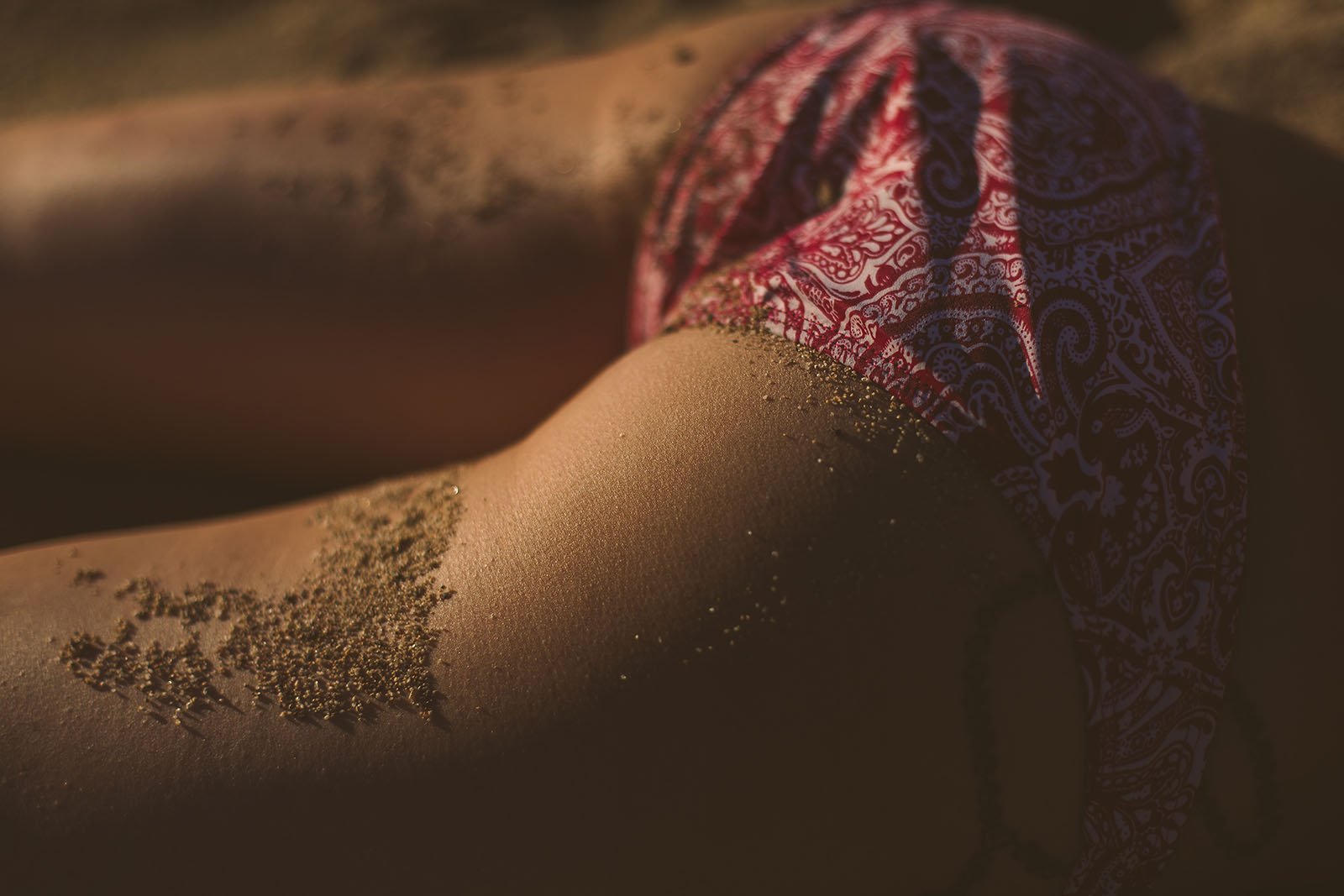 Séance photo intime en extérieur sable collé sur les jolies fesses