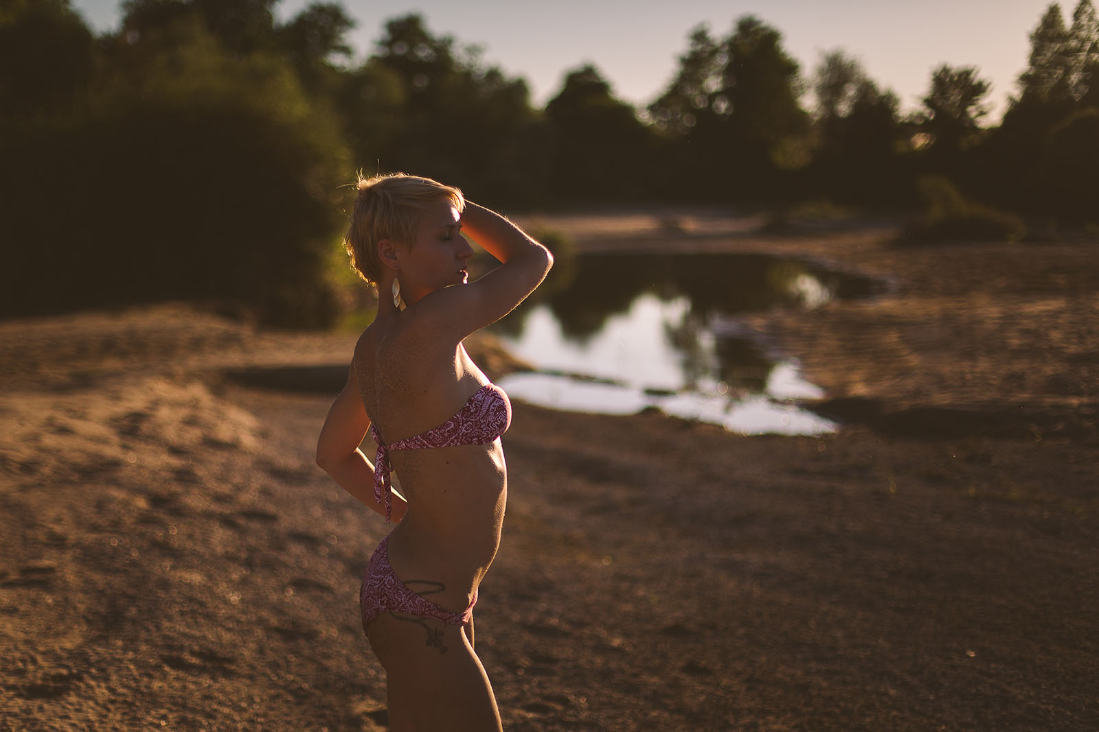 Séance photo intime en extérieur jolie femme en maillot de bain