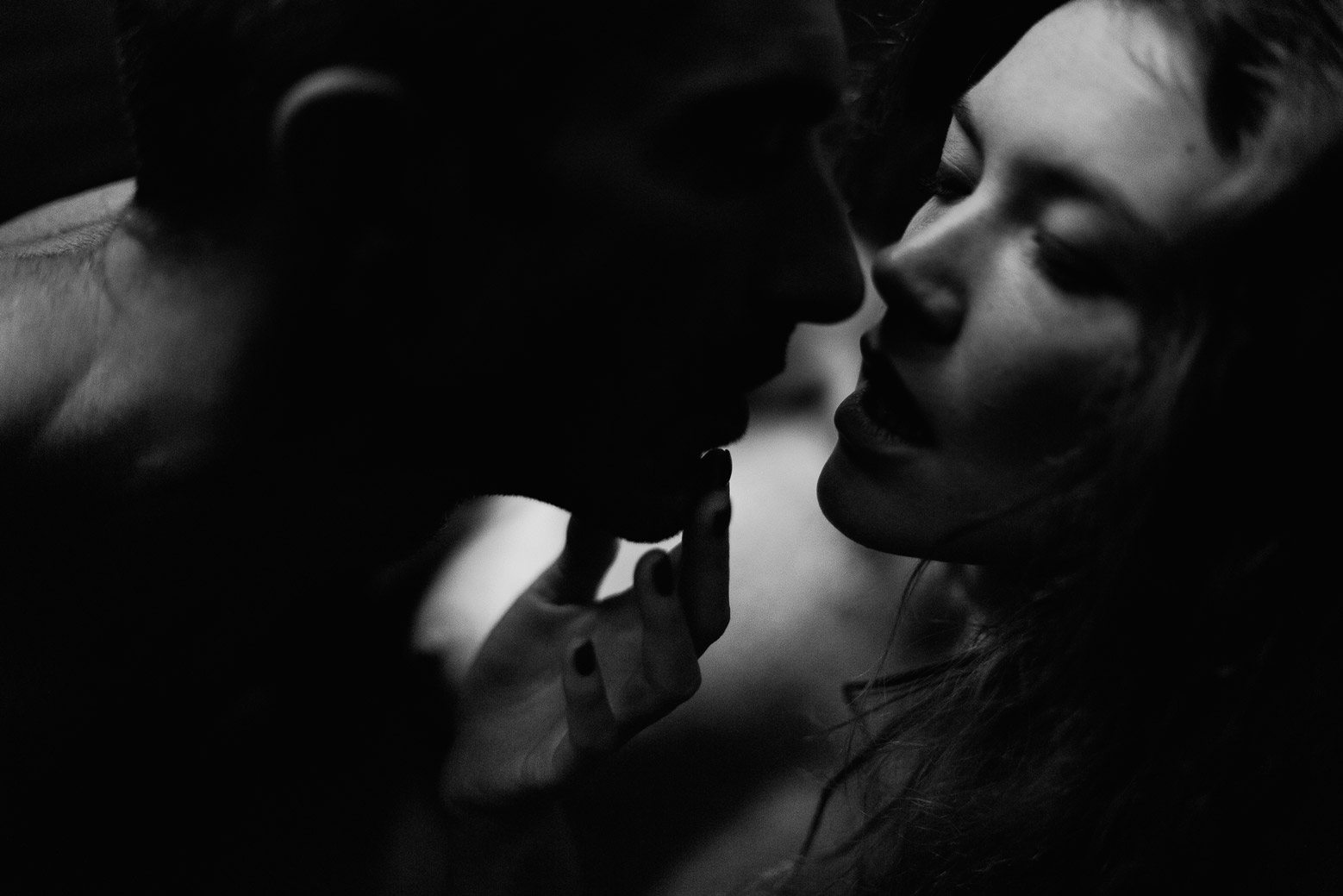 Séance photo intime en couple à Lyon baiser de cinéma