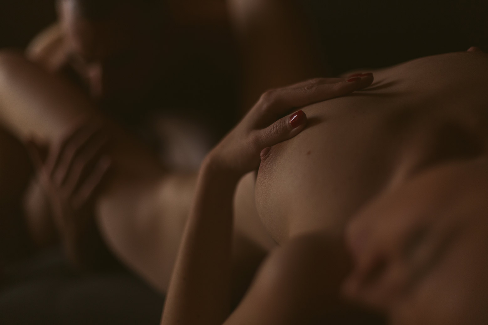 Séance photo intime en couple à Lyon détail main sur le sein