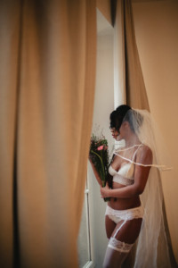 Le boudoir de la mariée, à Lyon avec un photographe spécialiste de l'intime et du mariage. Blueberry Corner photographe boudoir à Lyon pour couple et femme