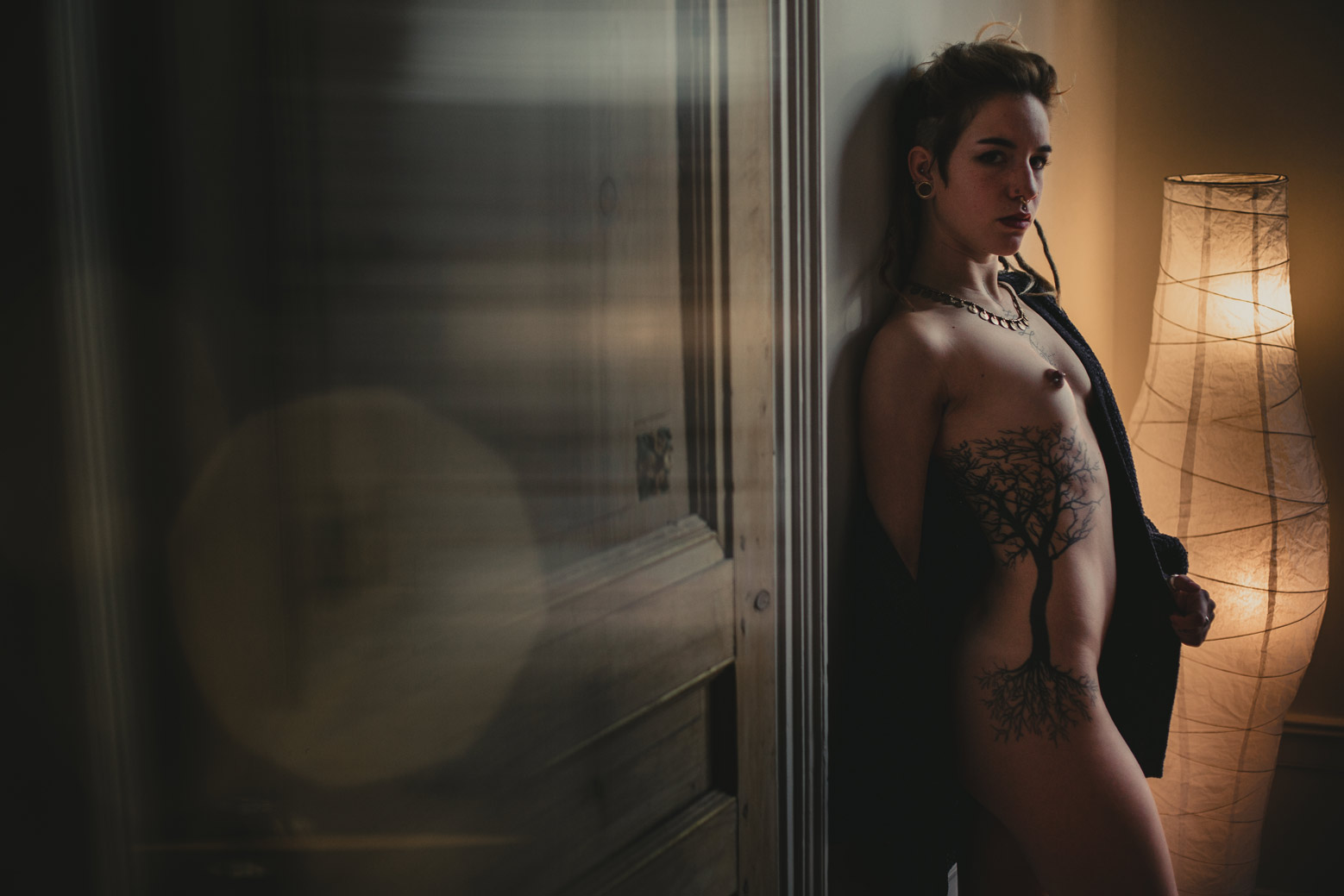 Piercing et tatouages, une séance photo boudoir alternative