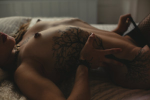 Piercing et tatouages, une séance photo boudoir alternative