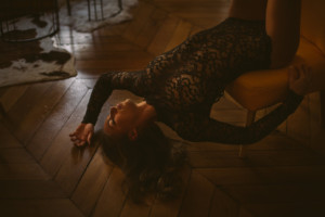 Une séance photo boudoir sportive avec une femme sensuelle, élégante et des courbes parfaites