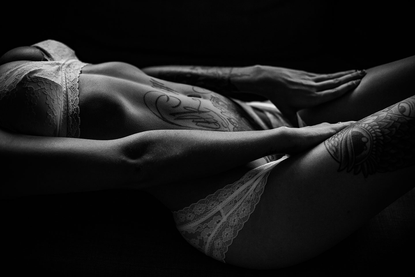 Une séance intime avec une très belle femme tatouée