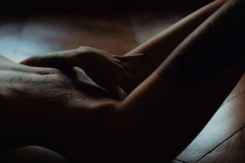 Une séance intime avec une très belle femme tatouée
