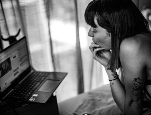 L’ÉCRITURE DU DÉSIR : HOT TALK, L&rsquo;ART DE FAIRE JOUIR À DISTANCE