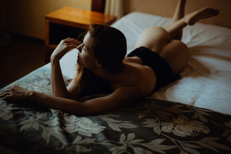 https://blueberrycorner.com/wp-content/uploads/2020/10/boudoir-intimate-photographer-prague-blueberry-corner-czechmodel-34-sur-148-768x512.jpg