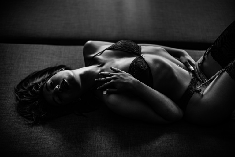 https://blueberrycorner.com/wp-content/uploads/2020/11/blueberry-corner-photographe-a-lyon-intime-boudoir-porn-art-erotique-33-sur-102-768x512.jpg