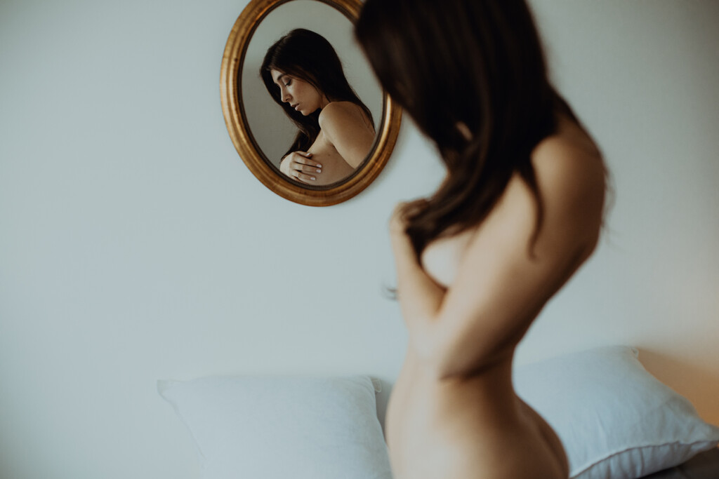 https://blueberrycorner.com/wp-content/uploads/2022/03/photographe-boudoir-femme-intime-sensuelle-lyon-115-sur-126-1024x683.jpg
