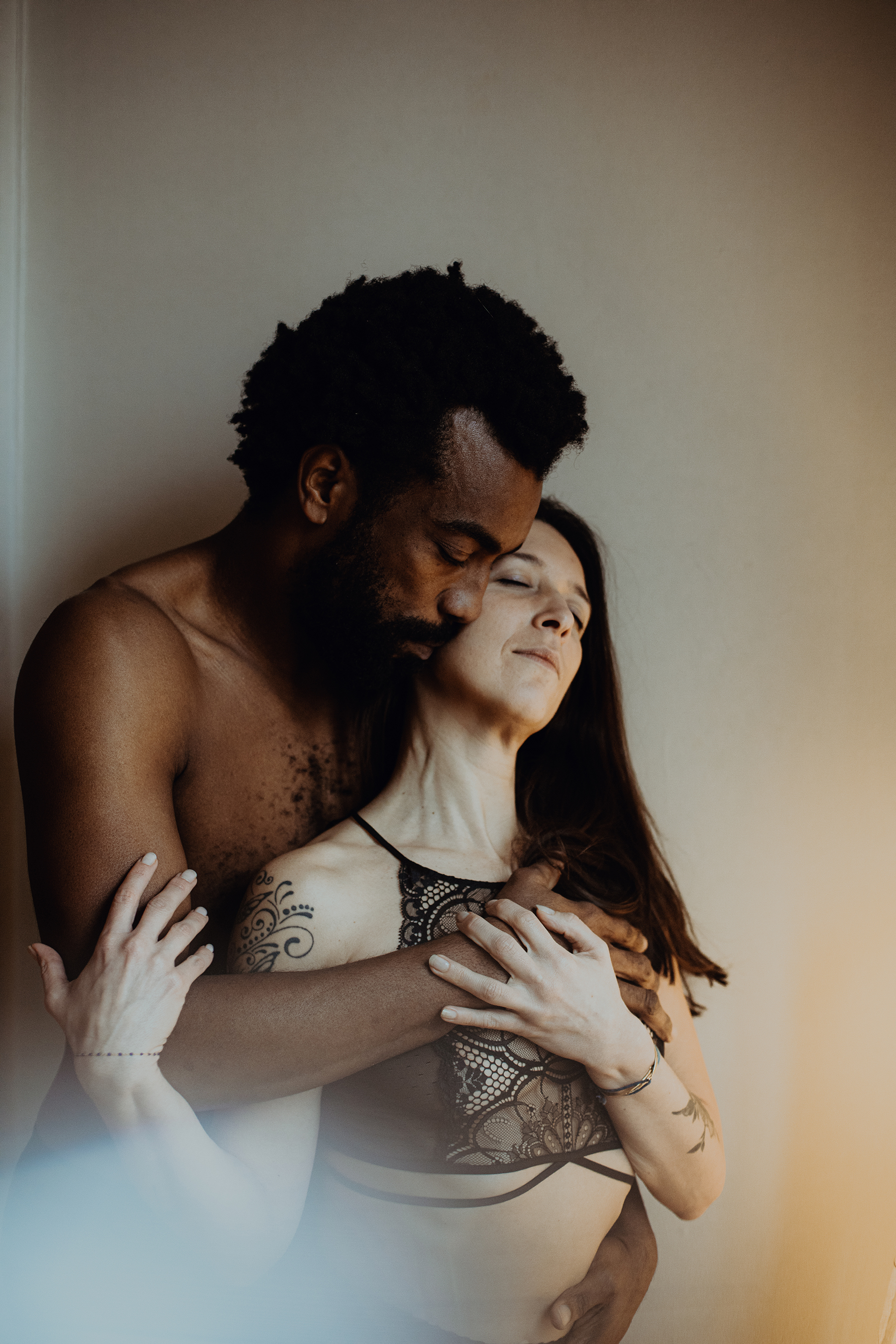 https://blueberrycorner.com/wp-content/uploads/2022/03/seance-photo-intime-boudoir-couple-lyon-photographe-blueberry-corner-214-sur-375.jpg