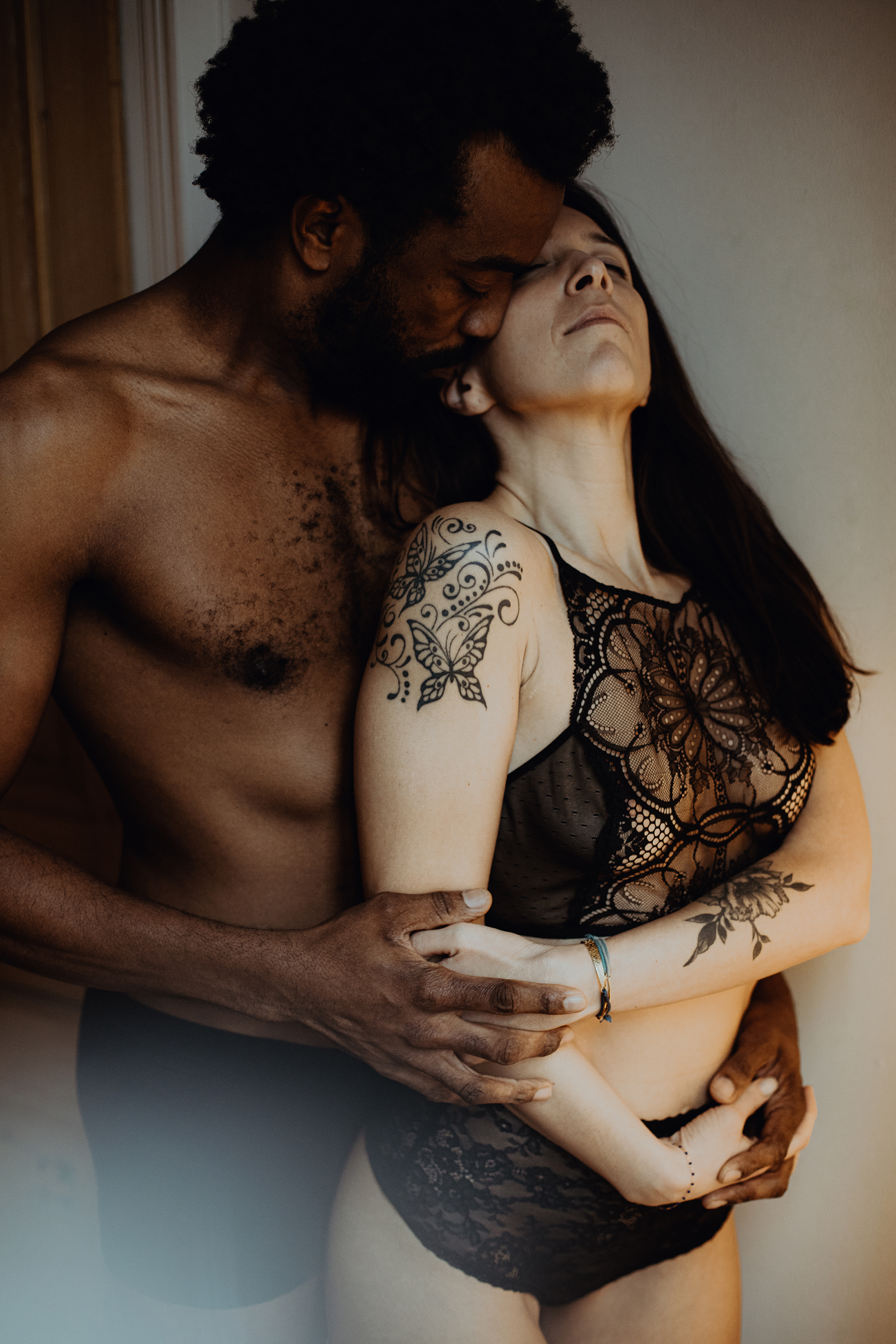 https://blueberrycorner.com/wp-content/uploads/2022/03/seance-photo-intime-boudoir-couple-lyon-photographe-blueberry-corner-221-sur-375.jpg