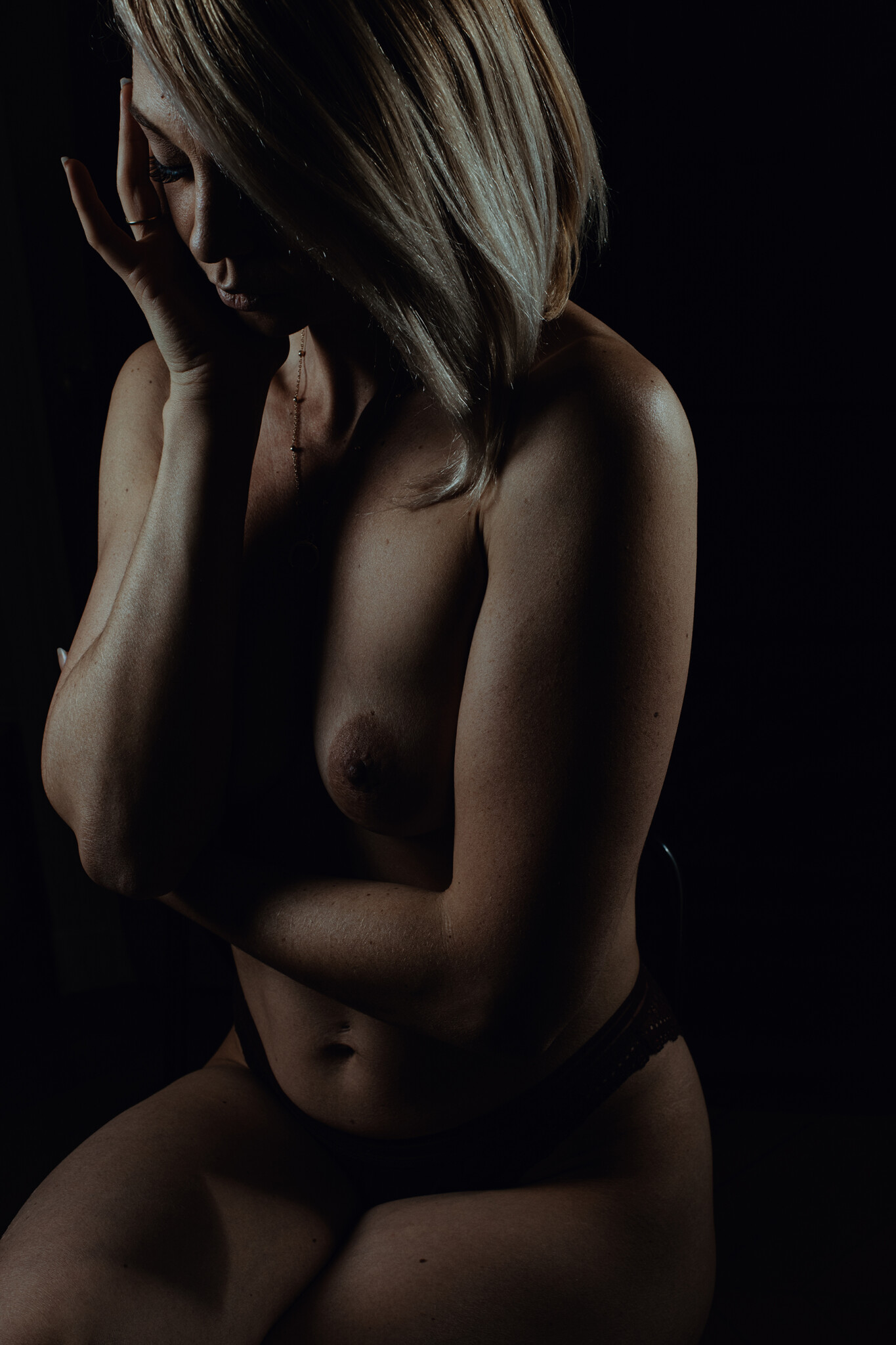 https://blueberrycorner.com/wp-content/uploads/2024/03/photographe-boudoir-femme-intime-erotique-lyon-168-sur-168-1365x2048.jpg