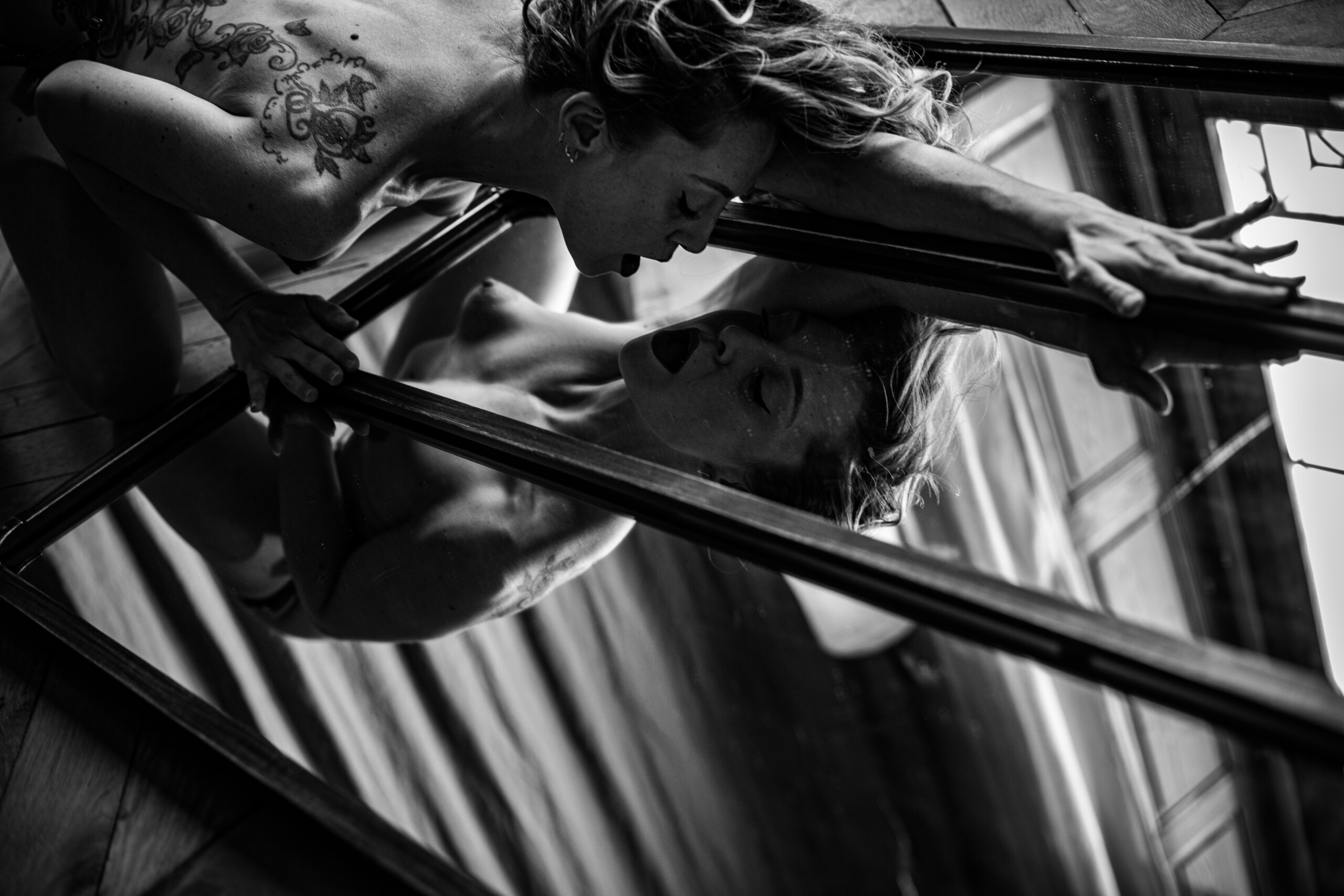 Femme et miroir – photographe boudoir à Lyon Séance boudoir à Lyon – femme nue de dos face à un miroir, ambiance sensuelle