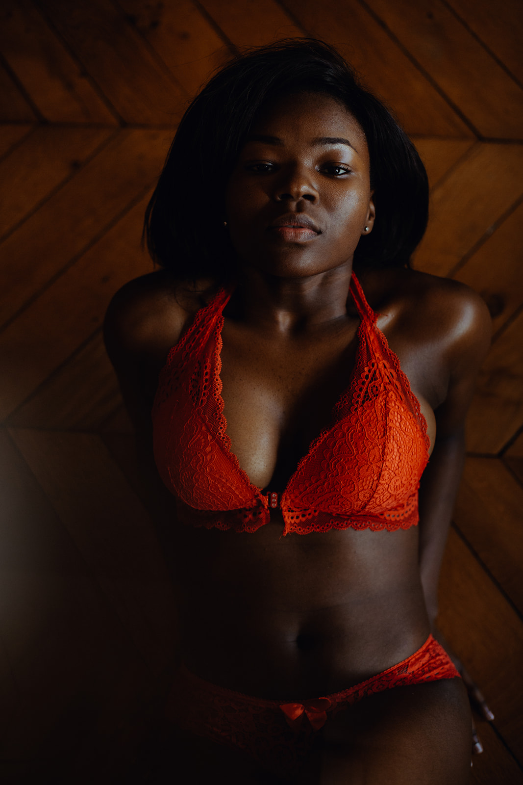 Séance boudoir – lingerie rouge et désir assumé Femme en lingerie rouge lors d’une séance boudoir intime et sensuelle