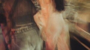 Corps flous en mouvement dans la nuit, évoquant le quotidien et la banalité du travail du sexe